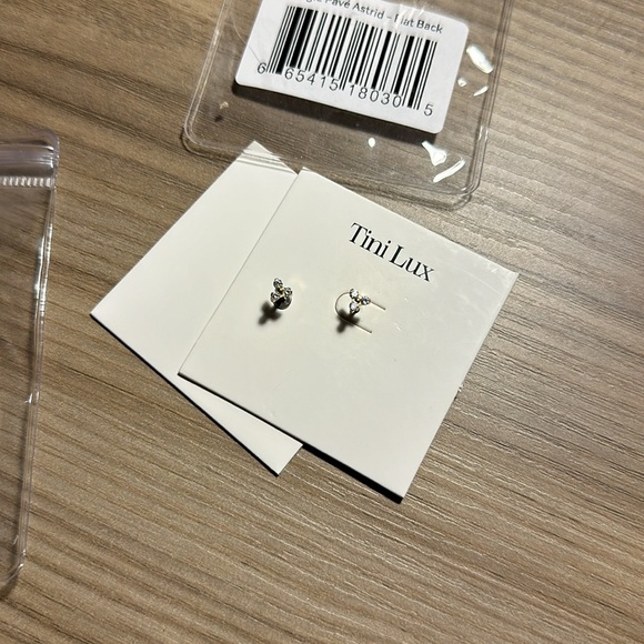 Tiny Lux earrings - Picture 2 of 3